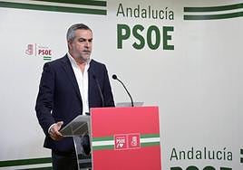 Juan Antonio Lorenzo, en la sede del PSOE de Almería.