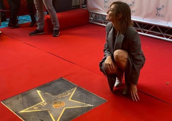 Nathalie Poza descubre su estrella en el Paseo de la Fama.