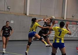 Una jugadora del Ciudad de Granada busca lanzar a portería.