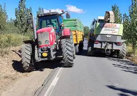 Dos tractores no caben por una carretera en el entorno de Fonelas.