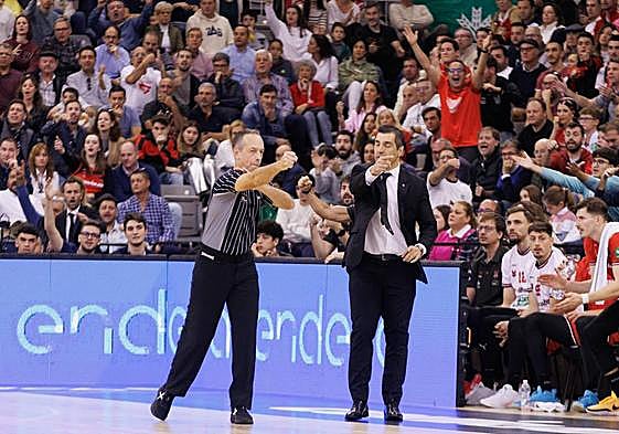 Pablo Pin conversa con uno de los árbitros del partido.