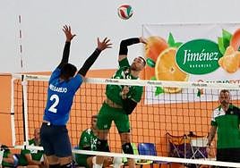 Víctor Rodríguez, un efectivo atacante con bola superada, supera el bloqueo de Melgarejo.