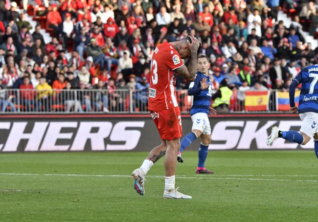 Samú Costa se echa las manos a la cabeza, tras el gol de Guardado.