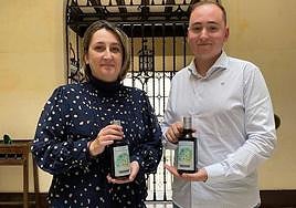 Pilar García, directora de la SAFA de Villanueva del Arzobispo, y el antiguo alumno Javier López.