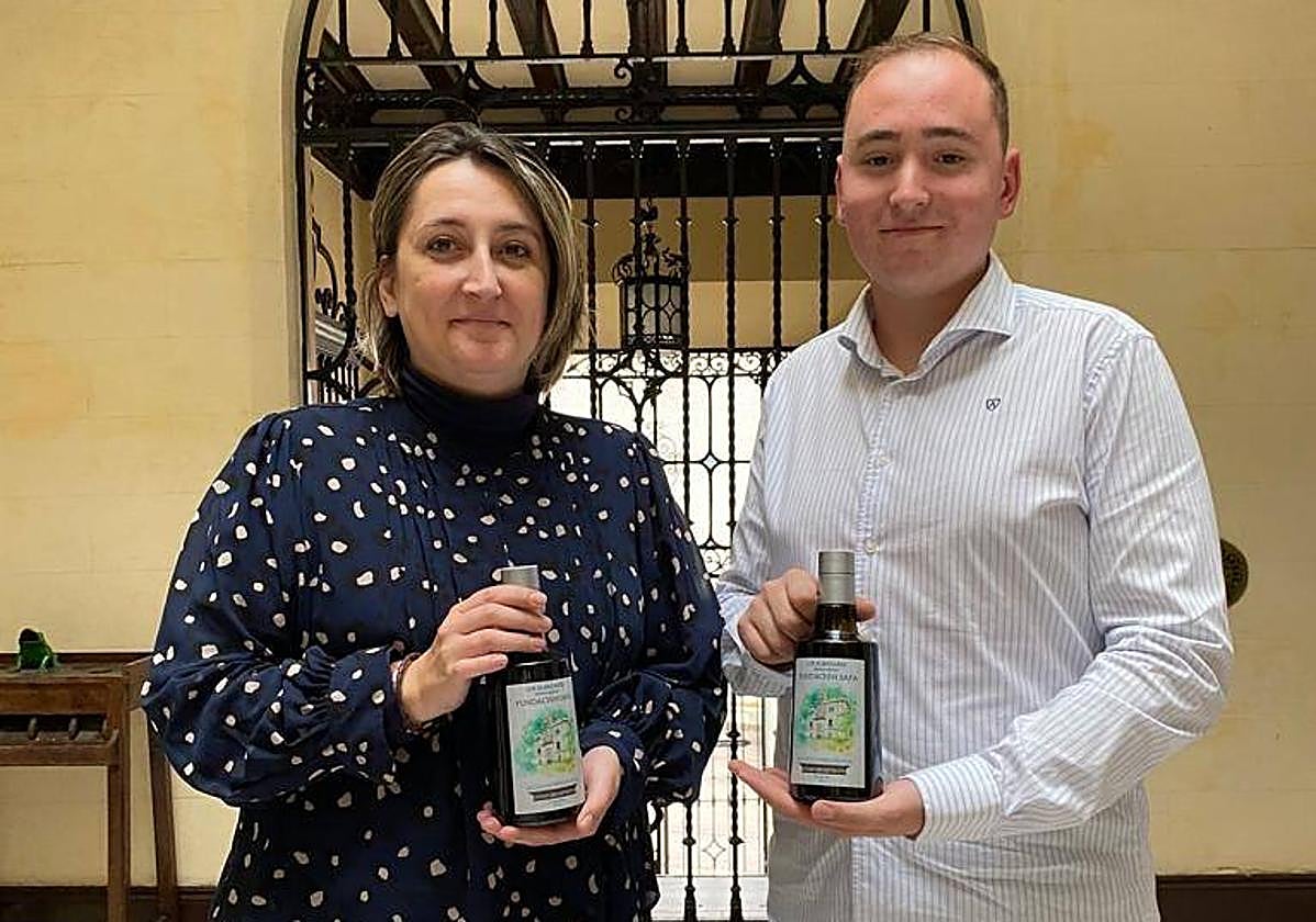 Pilar García, directora de la SAFA de Villanueva del Arzobispo, y el antiguo alumno Javier López.