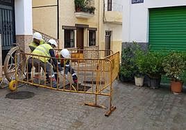 Trabajadores, en labores de cableado en la calle.