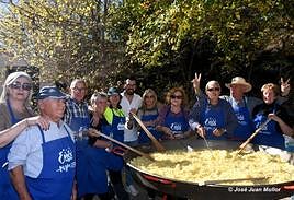 Vecinos disfrutando de la realización de las migas tradicionales.