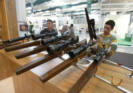 Imagen de archivo de armas de caza expuestas en una feria dedicada al sector.