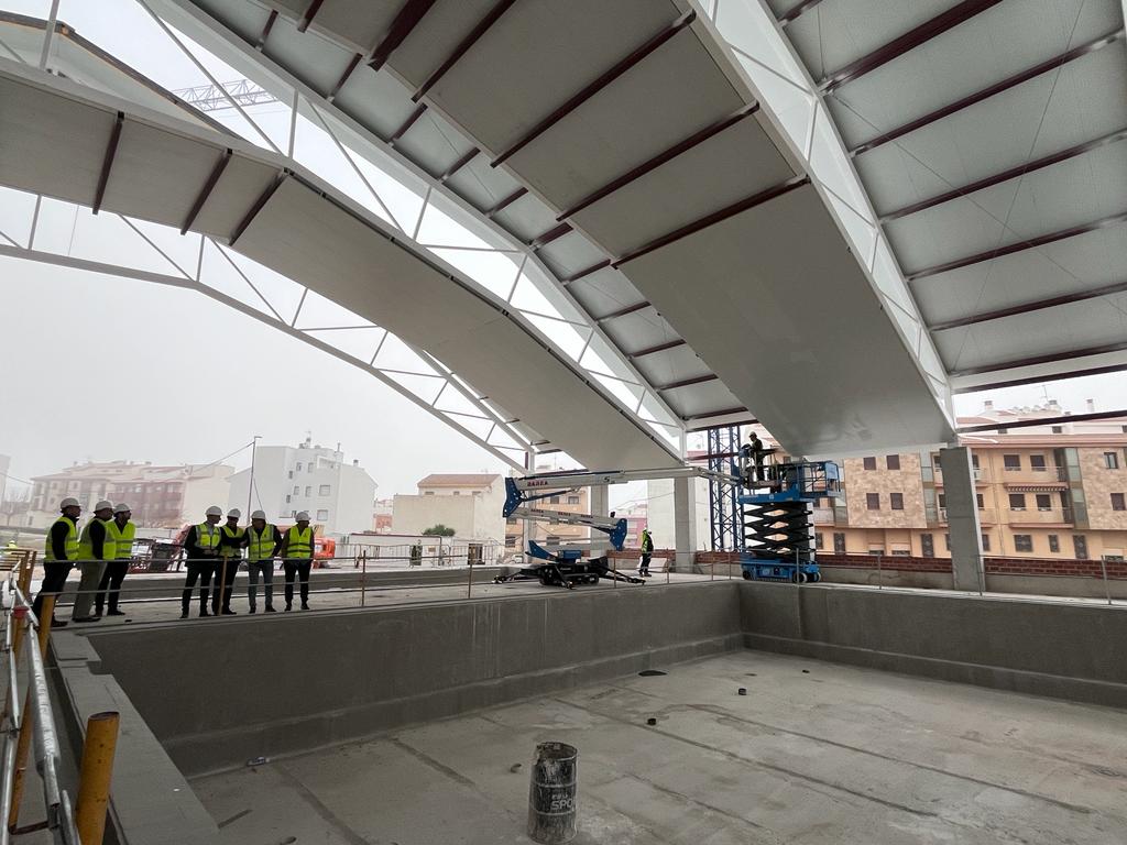 Imagen del estado de las obras de la piscina climatizada de Torredelcampo.