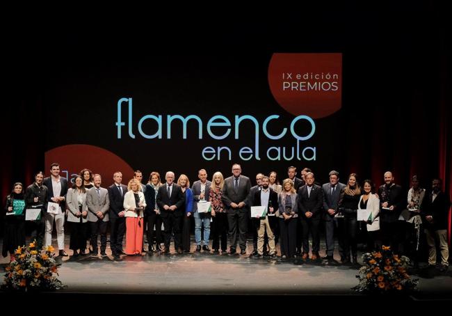 Foto de familia de los premiados.