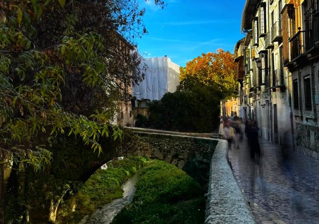 Otra perspectiva de la Carrera del Darro en la actualidad, con un edificio en rehabilitación al fondo