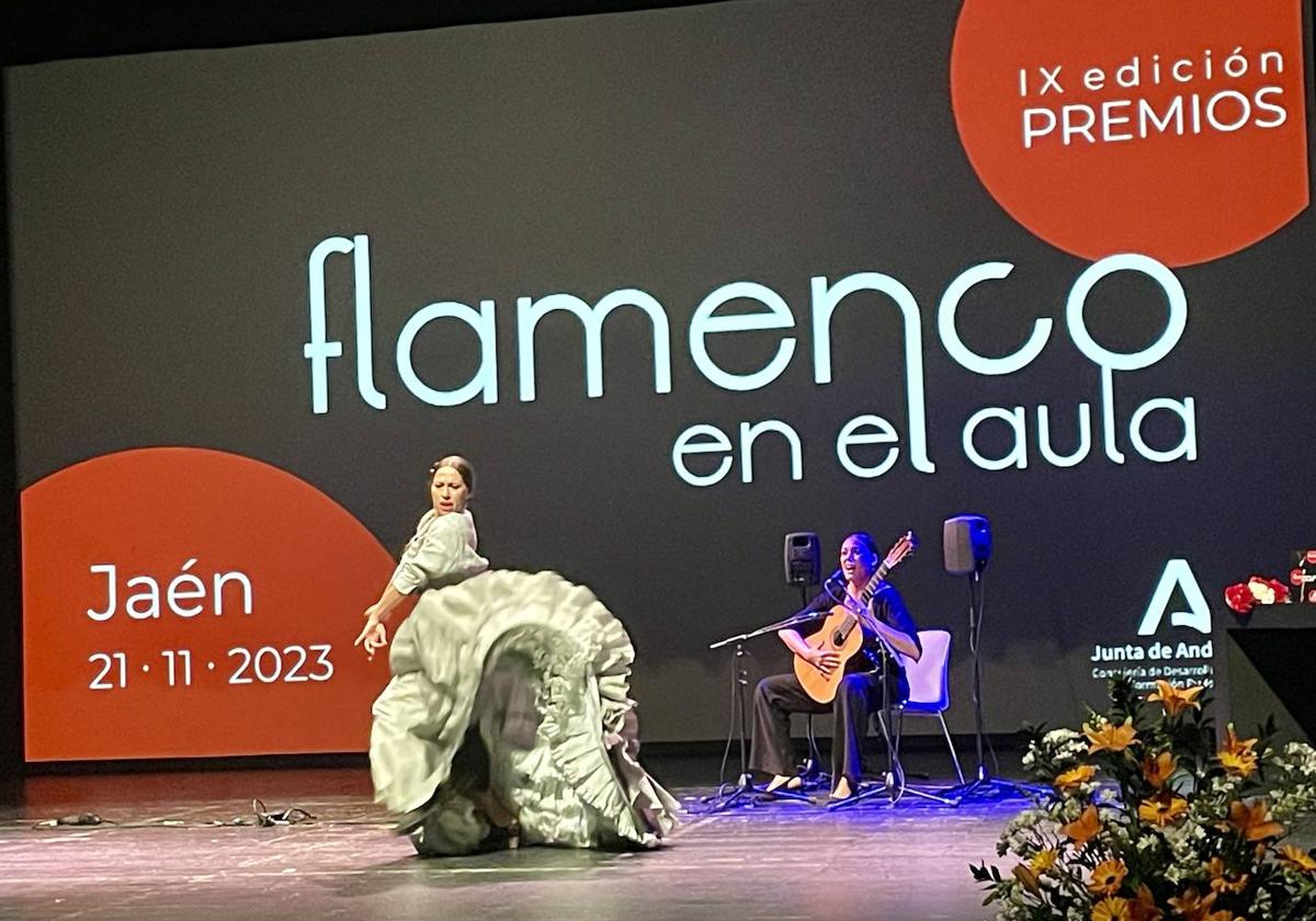 Baile y cante al inicio de la gala de premios Flamenco en el Aula.