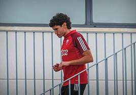 Jesús Vallejo baja las escaleras.