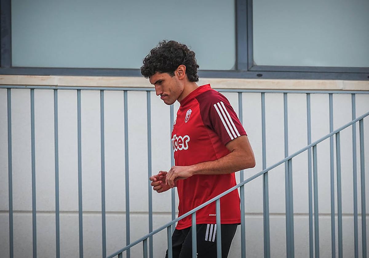Jesús Vallejo baja las escaleras.