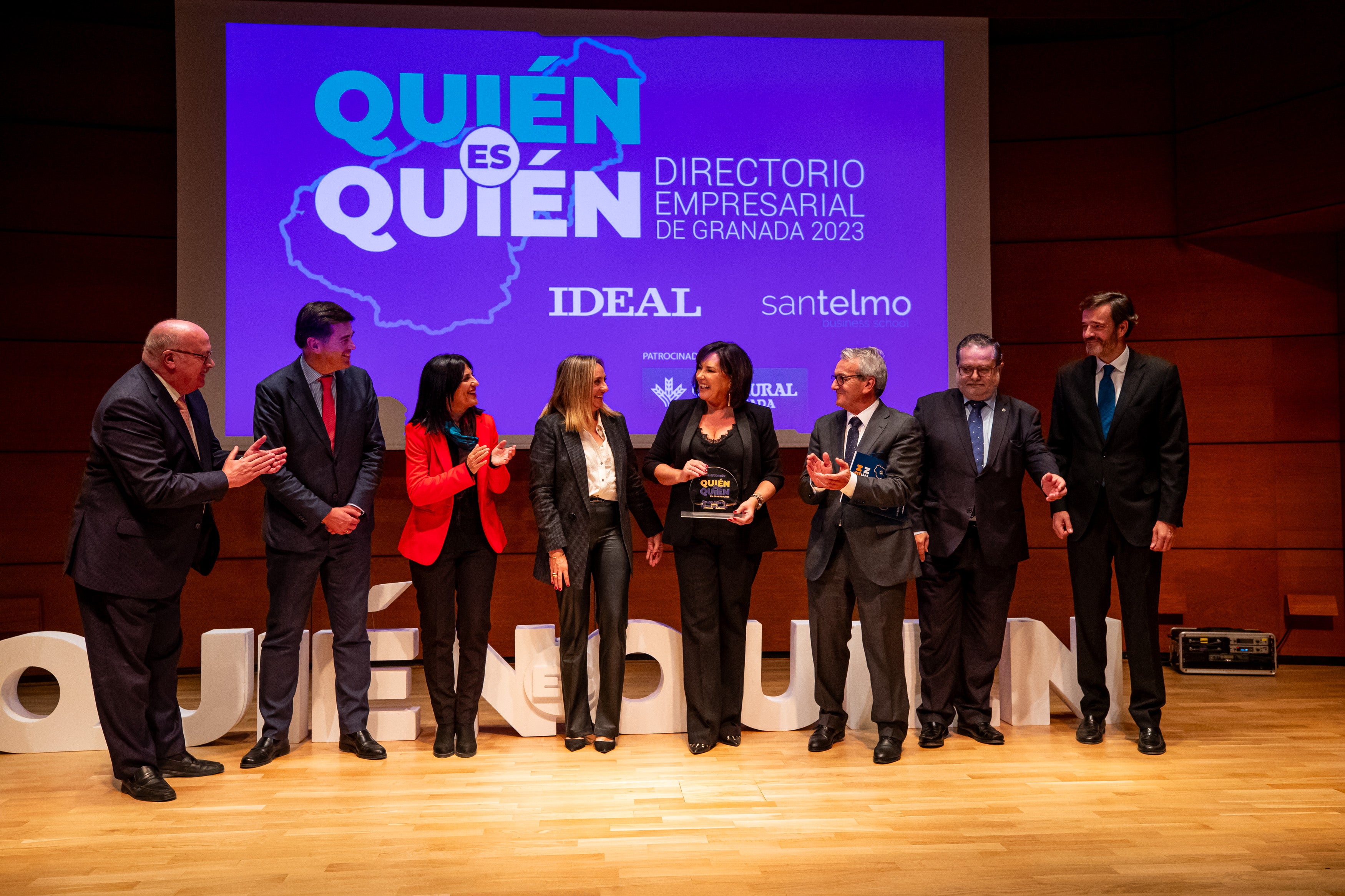 La empresaria Amalia Torres Morente recibe el aplauso de los representantes de IDEAL, San Telmo y Caja Rural, junto a la alcaldesa de Granada y a la subdelegada del Gobierno.