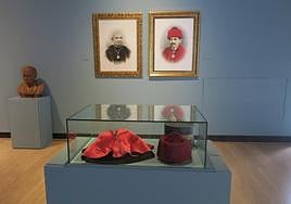 Los elementos del traje académico de Manjón y dos retratos suyos de diferentes épocas.