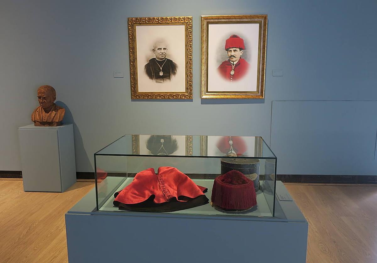 Los elementos del traje académico de Manjón y dos retratos suyos de diferentes épocas.