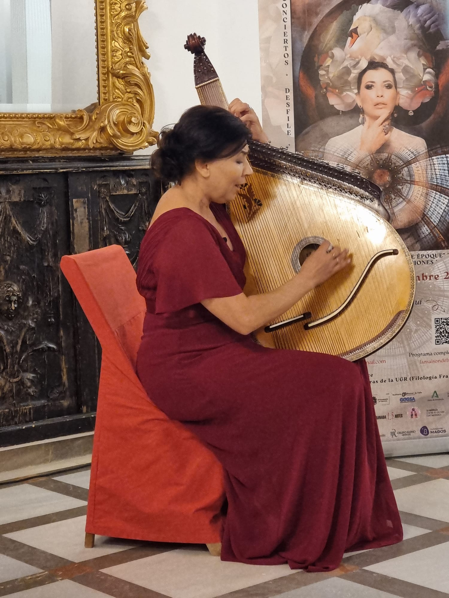 María Stikhum con su bandura.