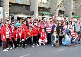 Varios aficionados del Granada, antes de un partido del equipo en el Bernabéu en el año 2015.