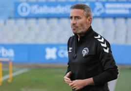 El entrenador granadino Óscar Cano, durante su primer entrenamiento al frente del Sabadell.