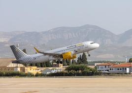 Avión de la compañía Vueling despega desde el aeropuerto de Granada