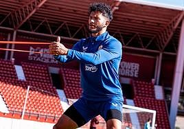 Luis Suárez realiza un ejercicio de fuerza sobre el césped del Power Horse Stadium.