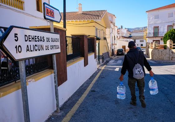 Un vecino de Villanueva de las Torres, tras rellenar las garrafas de agua