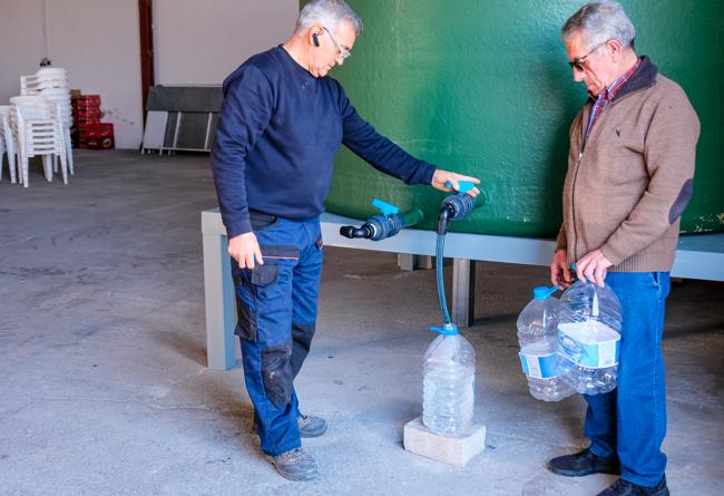 Llenado de garrafas en el depósito del pueblo