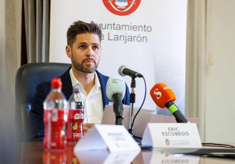 Eric Escobedo, alcalde de Lanjarón, en rueda de prensa.