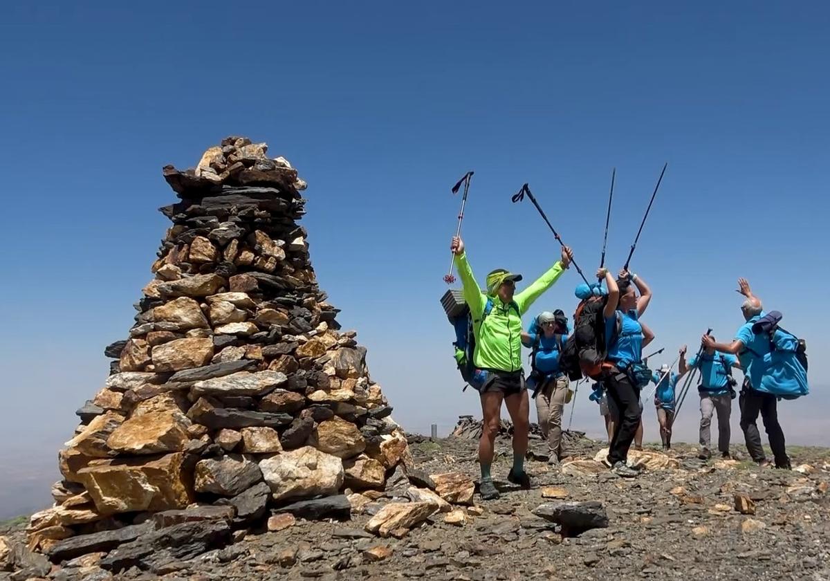 Los expedicionarios celebran la conquista de una de las ocho cumbres que completaron en la Integral de Sierra Nevada.