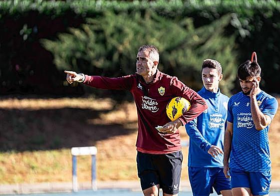 Gaizka Garitano da instrucciones a su plantilla en la sesión celebrada en el Anexo del Power Horse Stadium.
