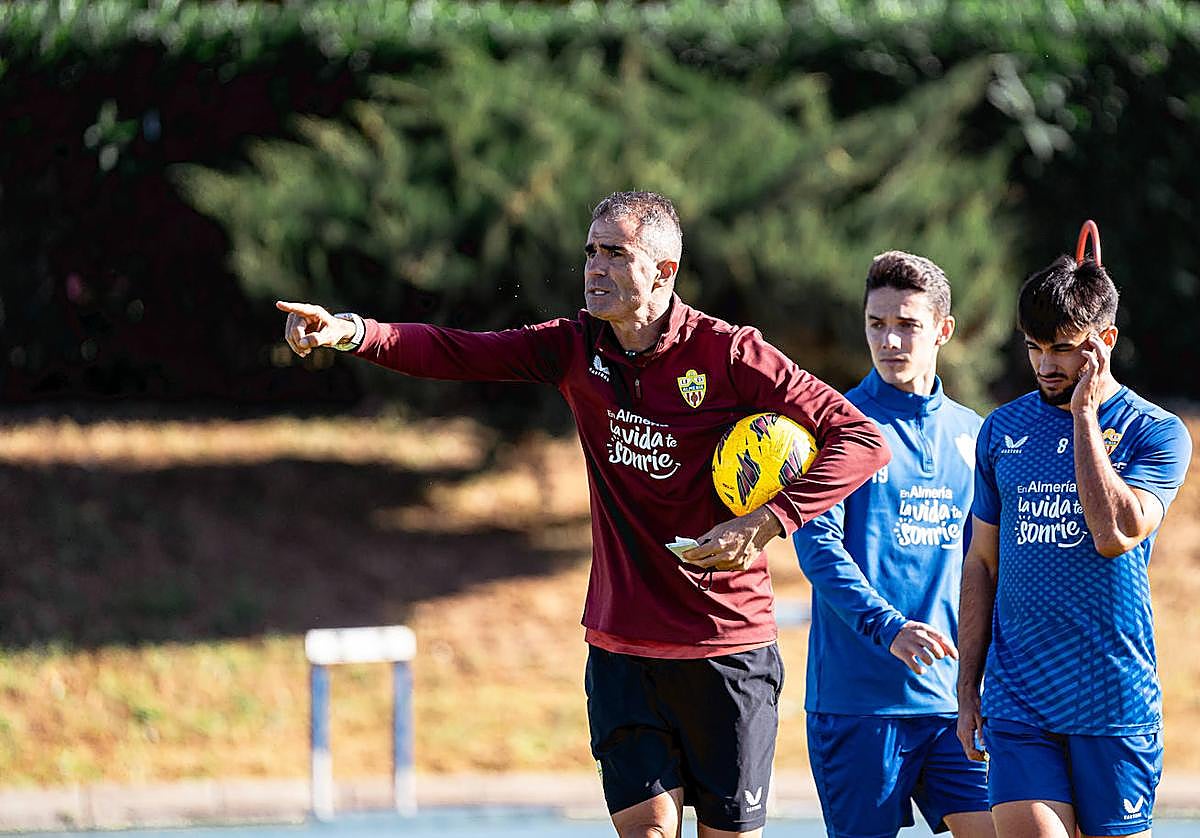 Gaizka Garitano da instrucciones a su plantilla en la sesión celebrada en el Anexo del Power Horse Stadium.