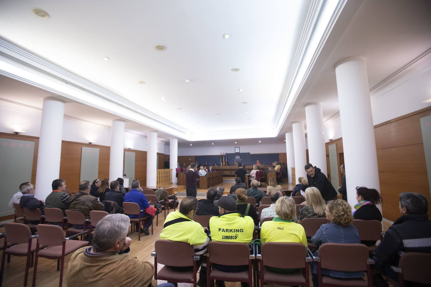 Imagen de archivo de los trabajadores municipales en el pleno de aprobación de presupuestos.
