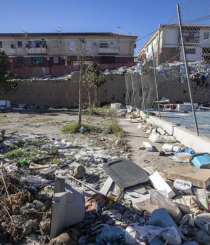 Imagen secundaria 2 - Un plan de choque limpiará los puntos negros y el barrio San Antonio de Motril
