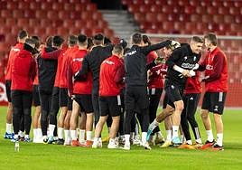Raúl Fernández, recibido entre collejas por sus compañeros tras recibir su Trofeo Zamora.