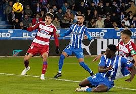 Samu ve entrar el primer gol del Alavés, que coló Torrente sin querer.