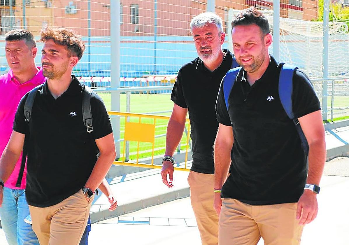 Pedro Bolaño, en primer plano, junto al resto del cuerpo técnico, antes de la salida de Óscar Fernández.