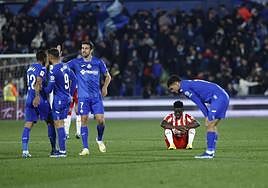 Baba, postrado en el césped, lamenta la derrota, mientras el Getafe celebra.