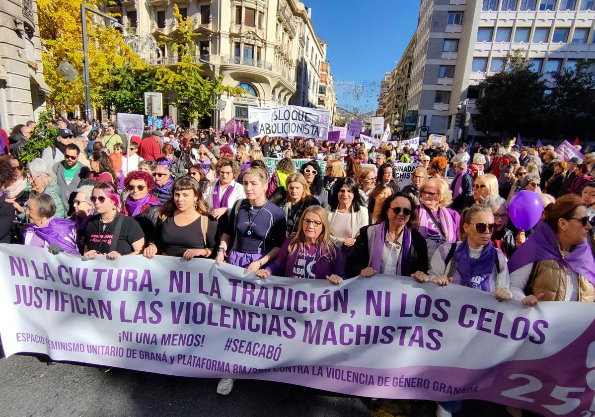 Aspecto de la manifestación convocada este sábado en Granada contra la violencia de género.