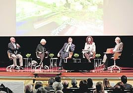 La regidora trasladó a los asistentes el proyecto del soterramiento del tren en la ciudad de Almería.