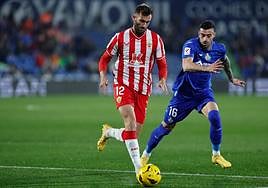 Leo Baptistao conduce el balón ante la presión de Rico.