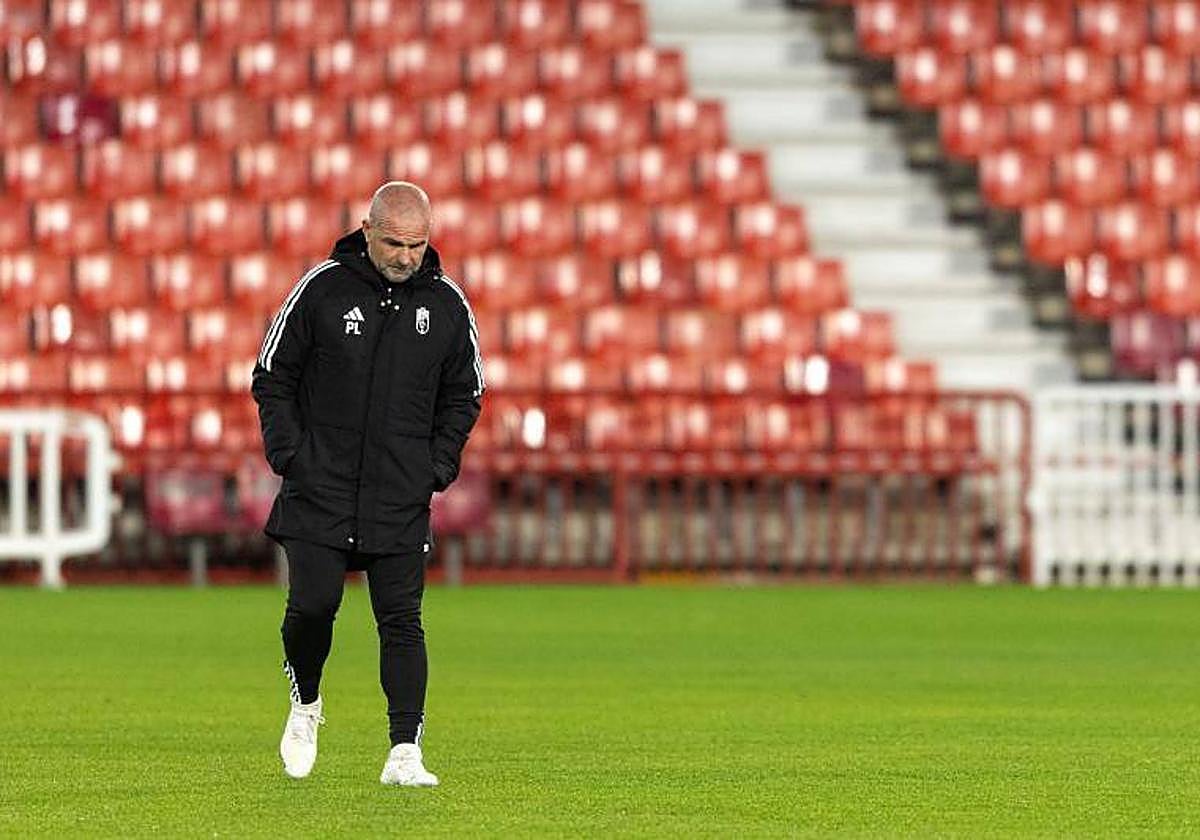Paco López camina solo por Los Cármenes el pasado viernes.