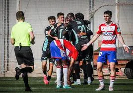 Los futbolistas del Atlético Baleares celebran uno de sus goles mientras protesta Clavijo.