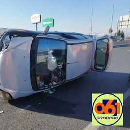 Así quedó el coche volcado.