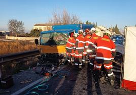 Bomberos de Granada intervienen en el lugar del suceso.