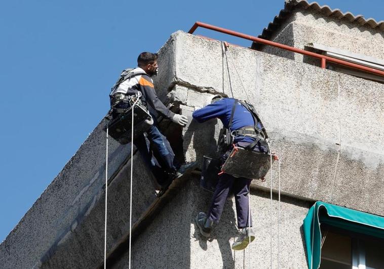 Operarios atrapados en un edificio en Alhamar en el que se ha caído parte de una cornisa