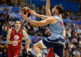 Penetración de Sergi García, base del Río Breogán, ante Casademont Zaragoza