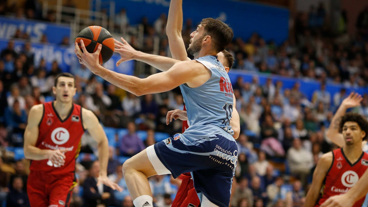 Penetración de Sergi García, base del Río Breogán, ante Casademont Zaragoza