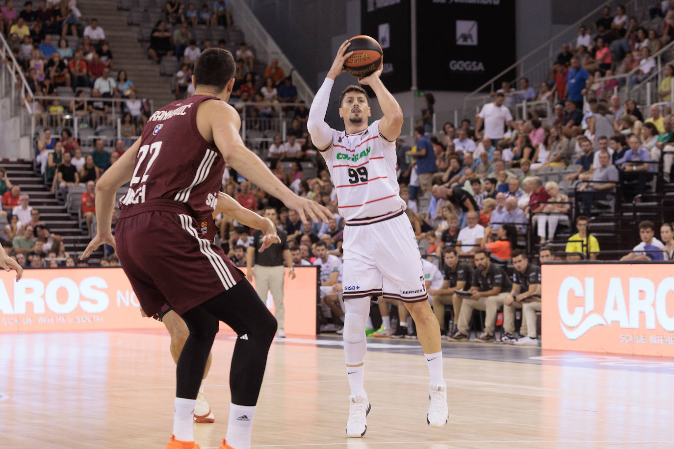 Yiftach Ziv lanza a canasta frente al Bayern de Múnich.