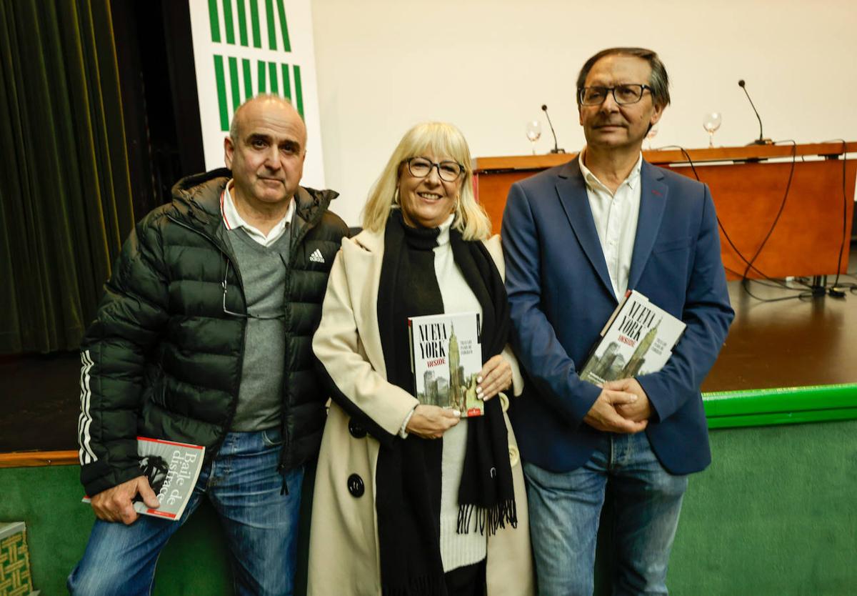 Juan Vida, Carmen Canet y Antonio Lara, en la presentación del libro.